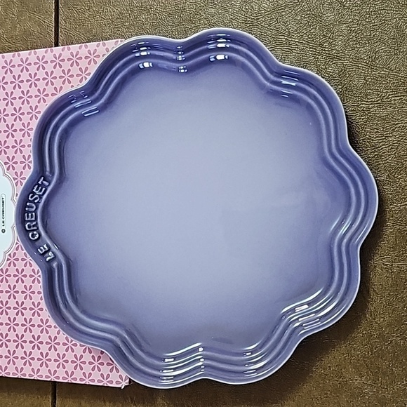 NIB Le Creuset 22cm Satin Blue Bell Purple Frill Plate from the Flower Collectio - Picture 2 of 7